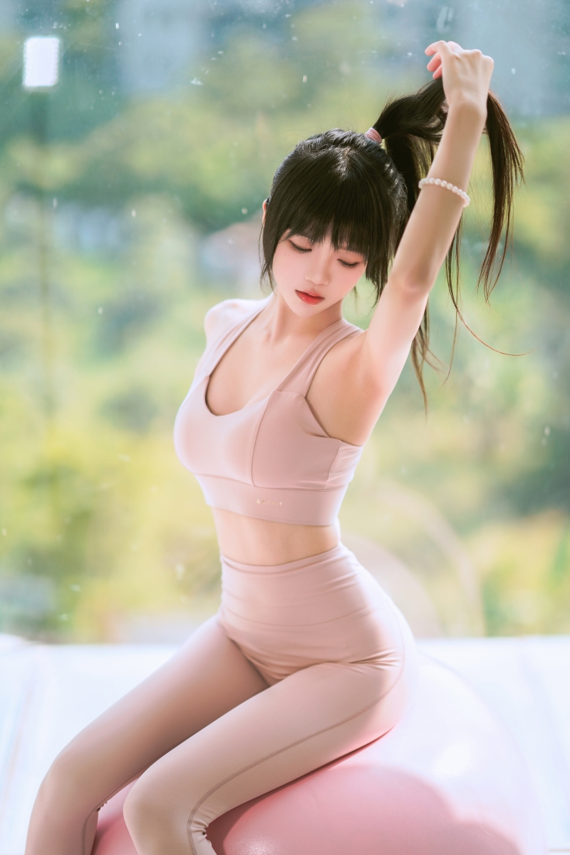 桜桃喵#粉嫩瑜伽服【45P-282MB】美丽的女生cos图片