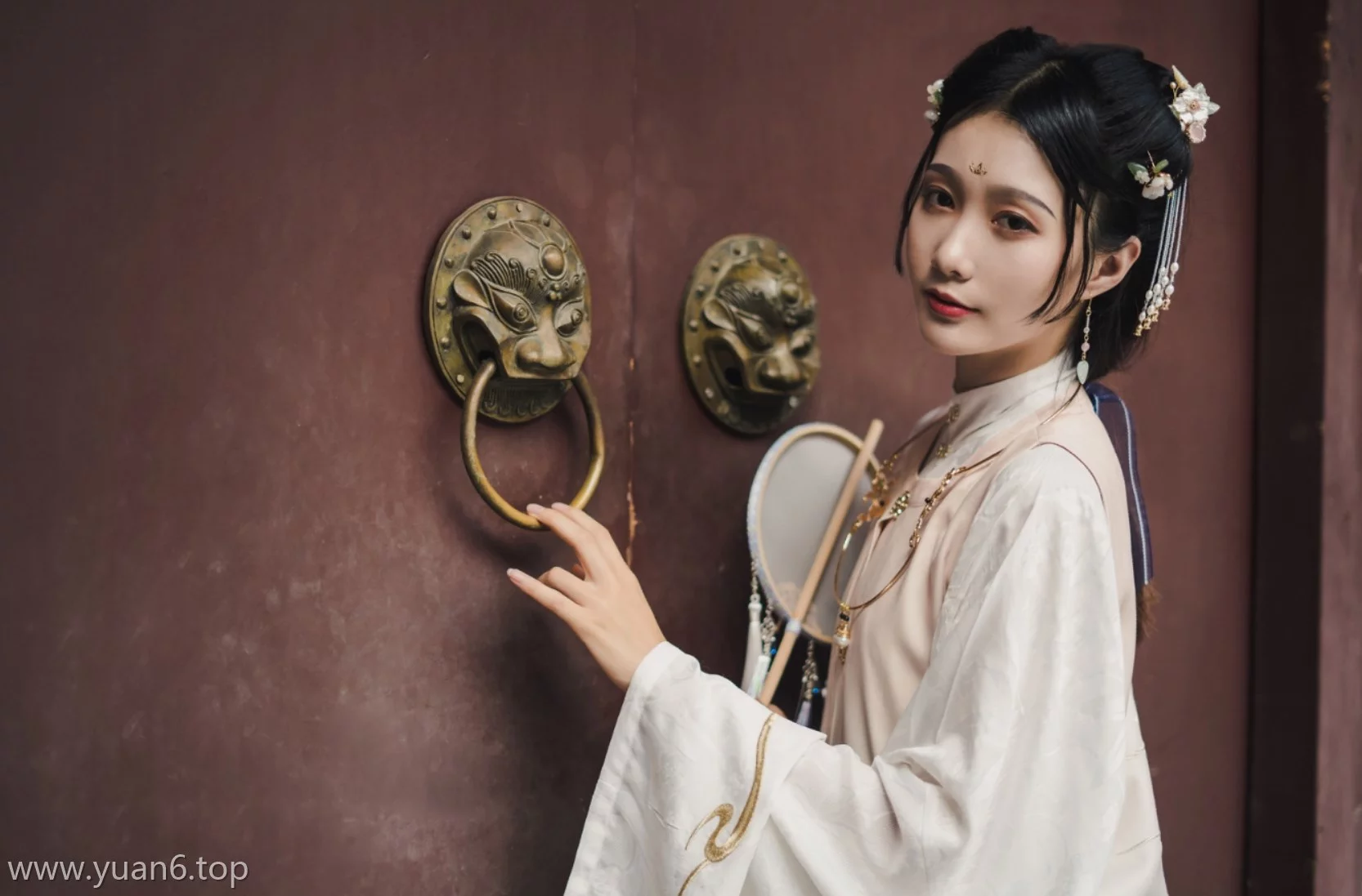 图片欣赏丨Coser如月灰作品全集之寺外古风外景分享在线观看资料