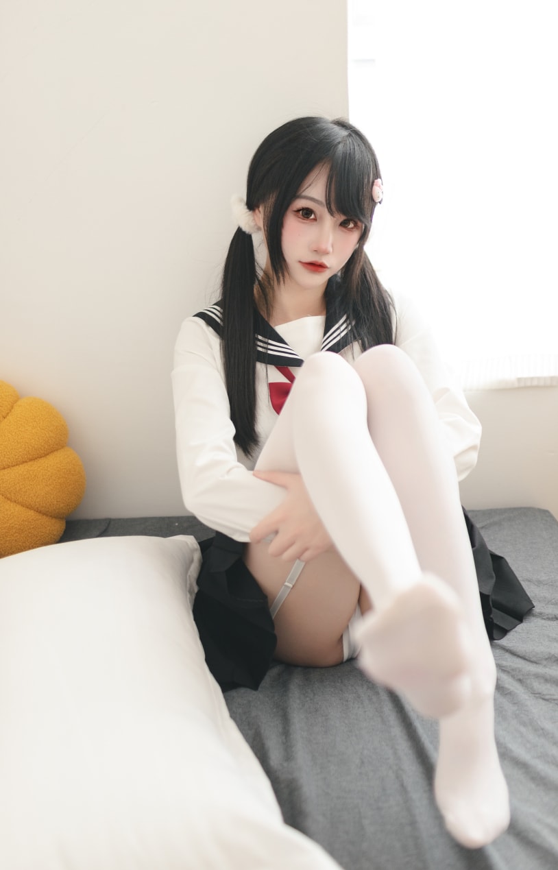 嗷呜酱 – 水手服来看看吧