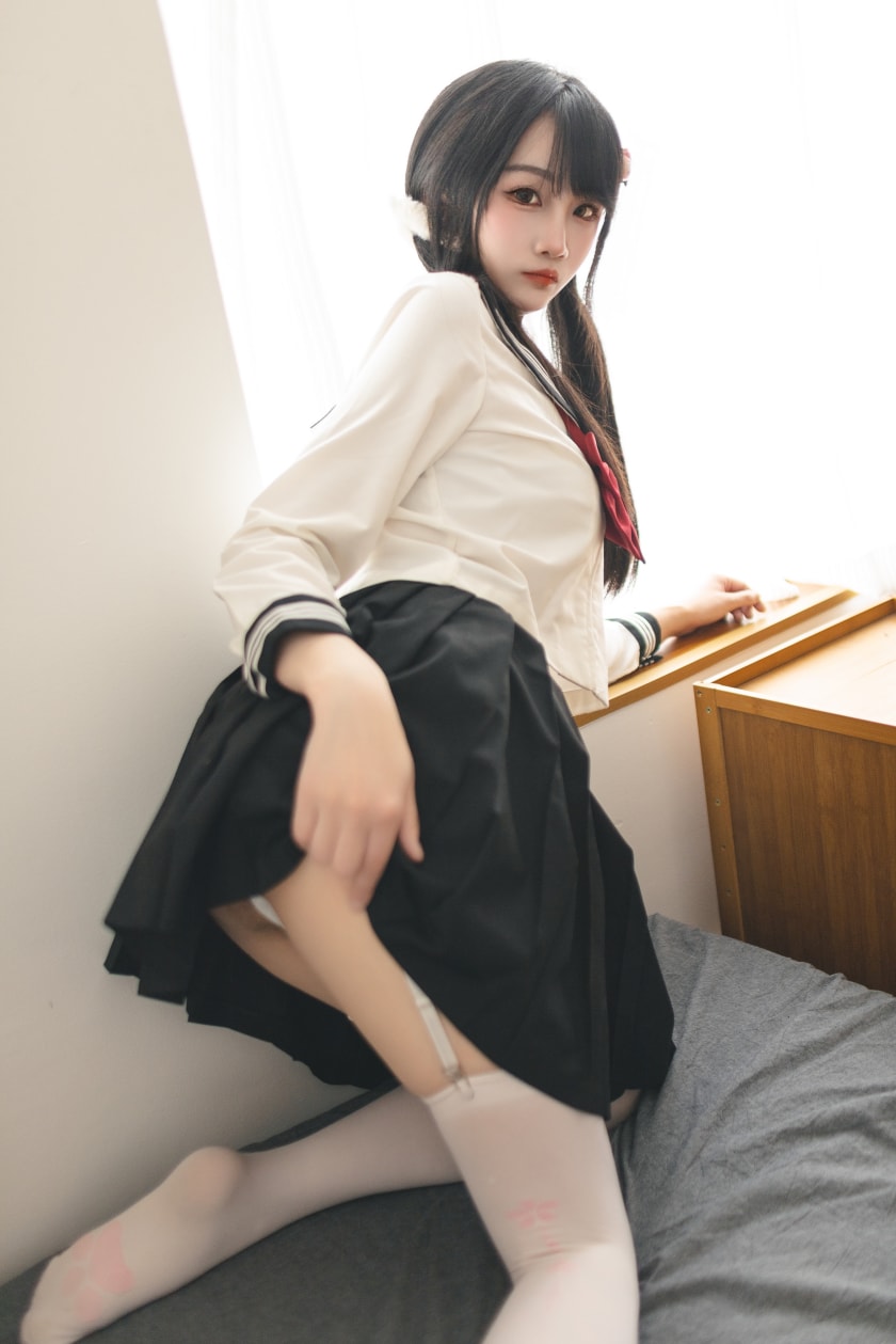 嗷呜酱 – 水手服来看看吧